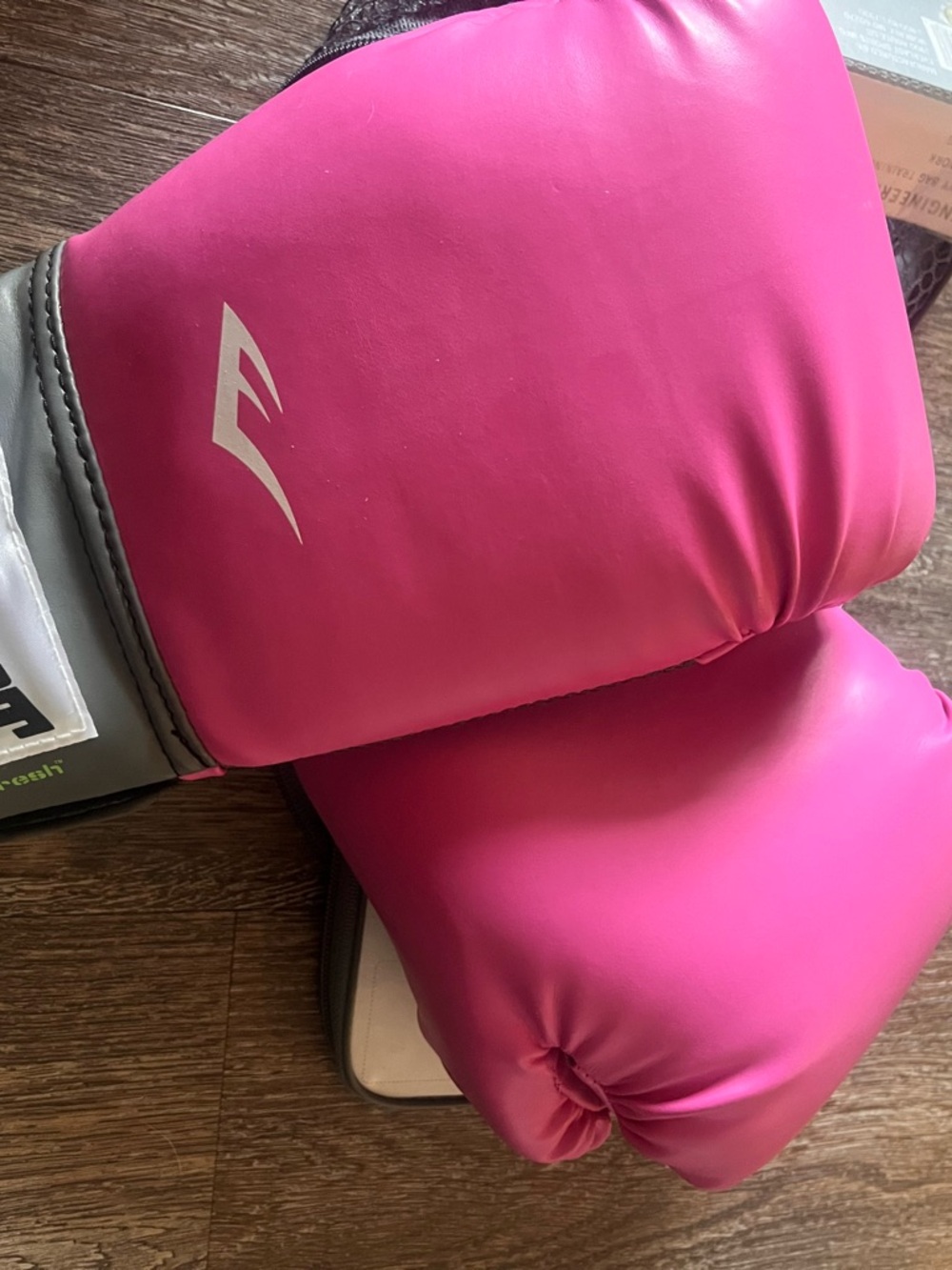 Everlast Pink Women's Pro Style Training Boxing Gloves - Picture 4 of 6